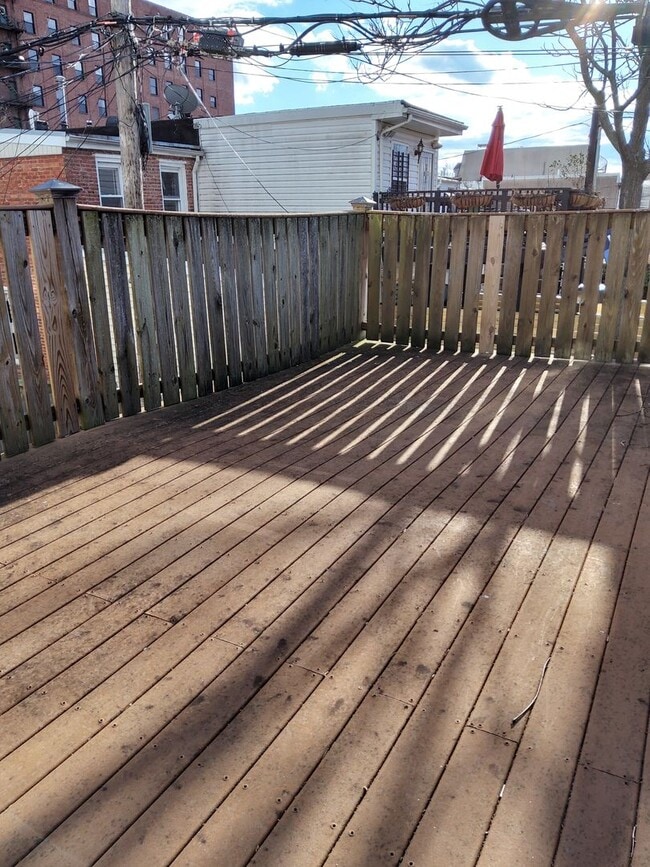 Building Photo - Ready to Move In 2 Bedroom near Ravens Stadium w/ Two Decks!