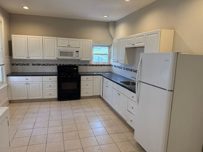 Building Photo - Beautiful Victorian Rowhome with Modern Updates – Available Now!