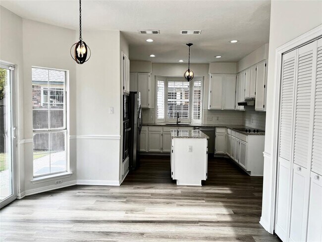 Building Photo - 16909 Dorman Dr
