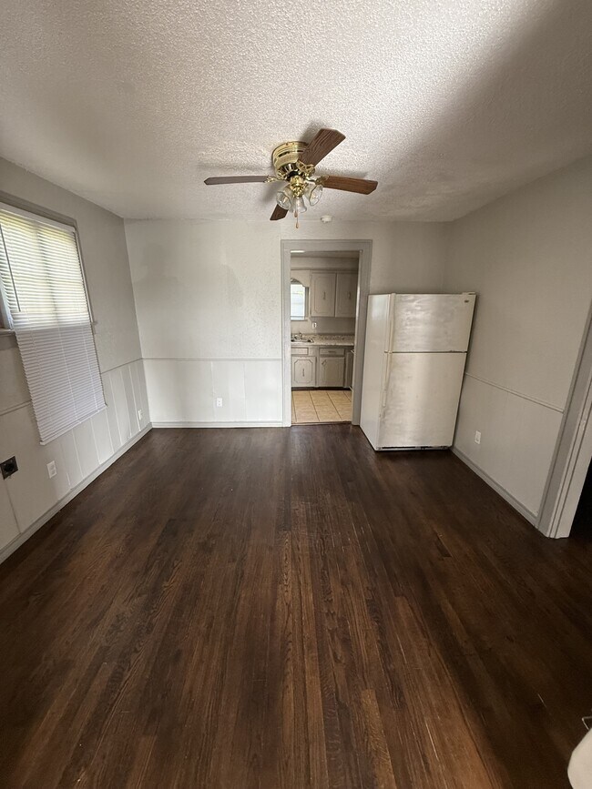 Building Photo - 109 N Draper Ave