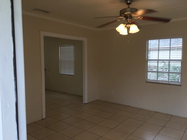 Building Photo - North Hyde Park - UT Area