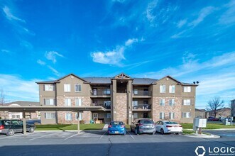 Building Photo - Spacious Condo in Great Location!