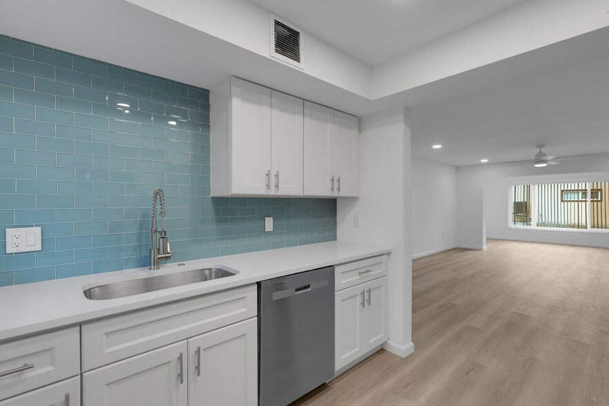 Building Photo - 2826 W Rainbow Cir