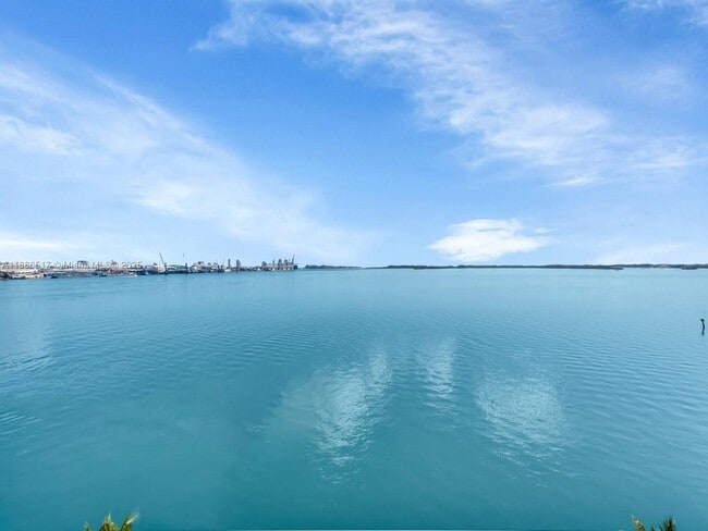 Building Photo - 520 Brickell Key Dr
