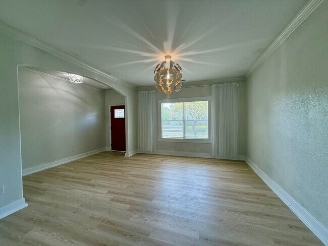 Building Photo - Newer-build Norfolk Home on Corner Lot