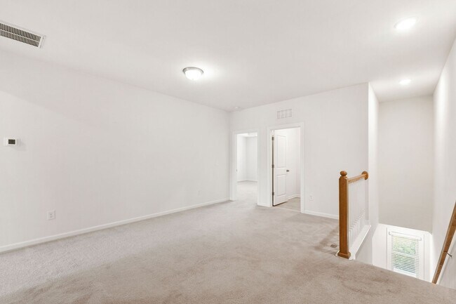 Building Photo - Beautifully Appointed Townhome in Prime Ho...