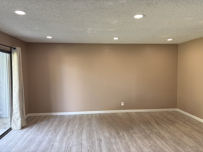 Building Photo - 158 Kern St