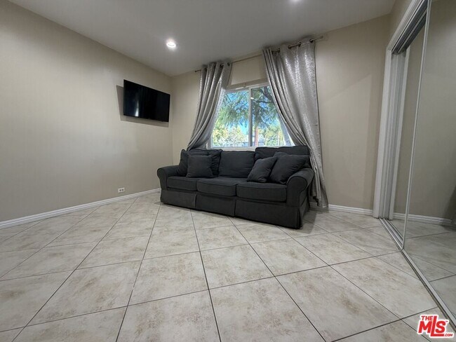 Building Photo - 10609 Reseda Blvd