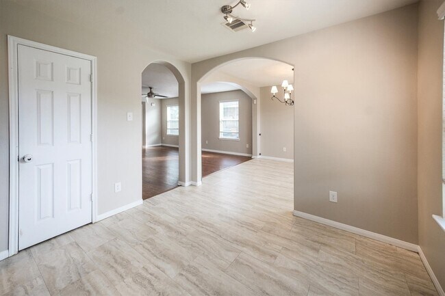 Building Photo - 10902 Barker View Dr