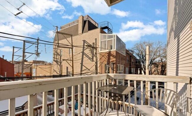 Building Photo - 2544 N Burling St