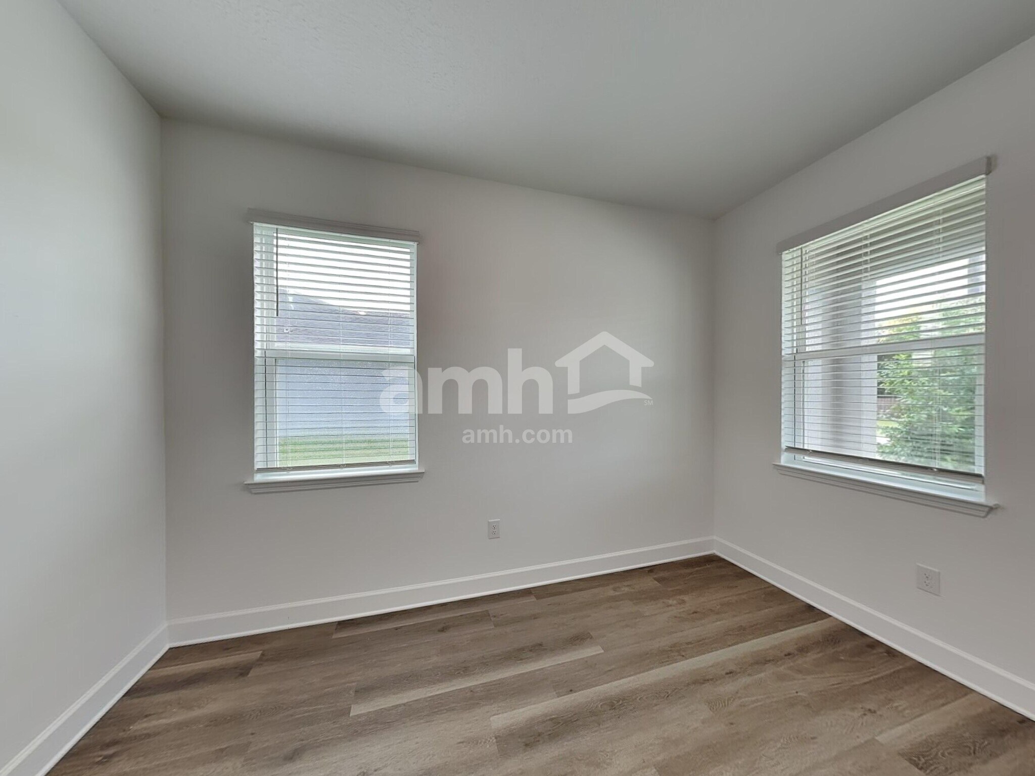 Building Photo - 2907 19th Ave W