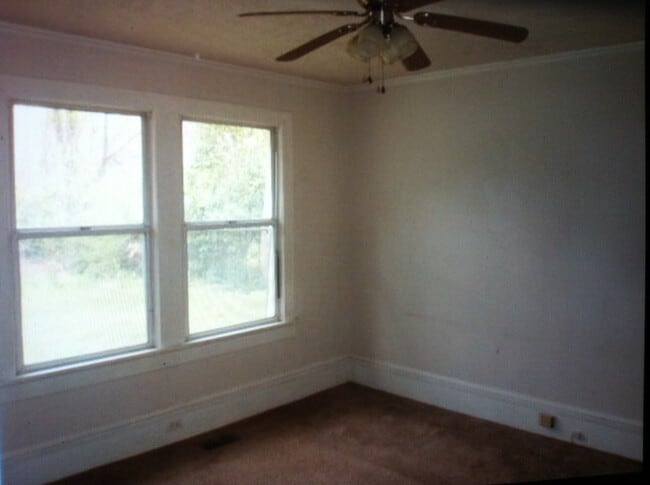 Building Photo - 3 Bed, 1 bath