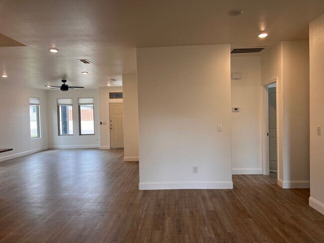Building Photo - 3 Bedroom Rental Available July 9th in Fre...