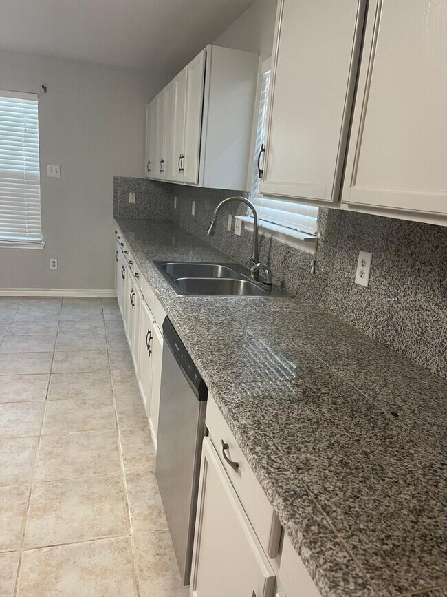 Building Photo - 5615 W Harrow Dr