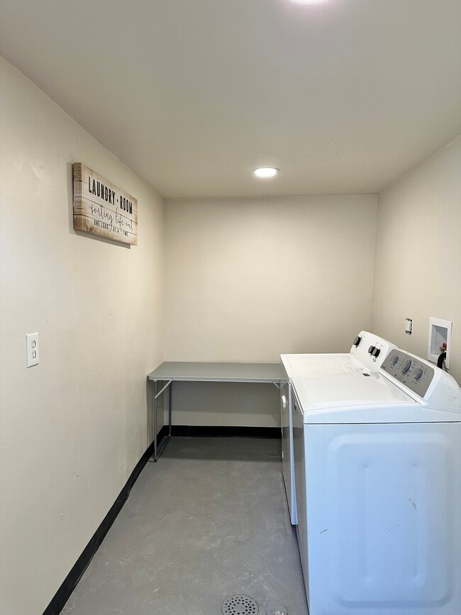 Shared Laundry room - 4250 12th St