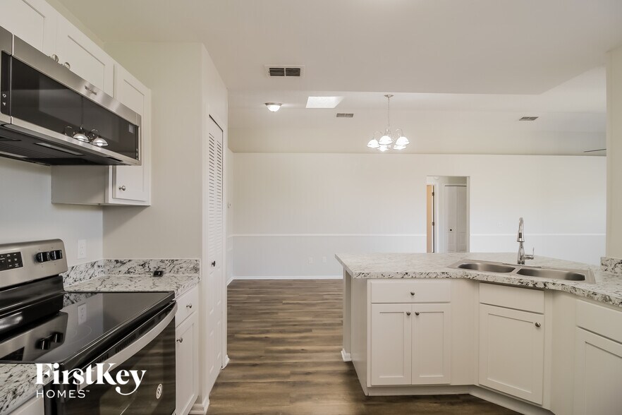 Building Photo - 2416 Lackland Dr