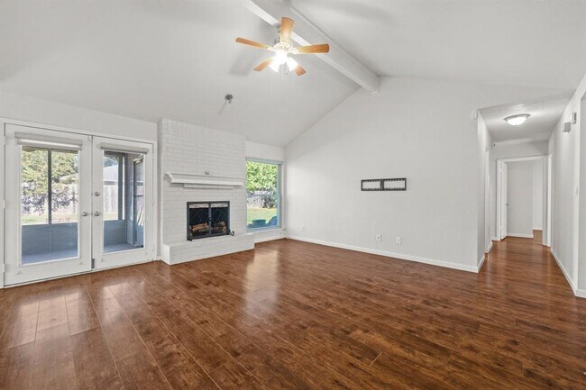 Building Photo - 605 Apache Trail