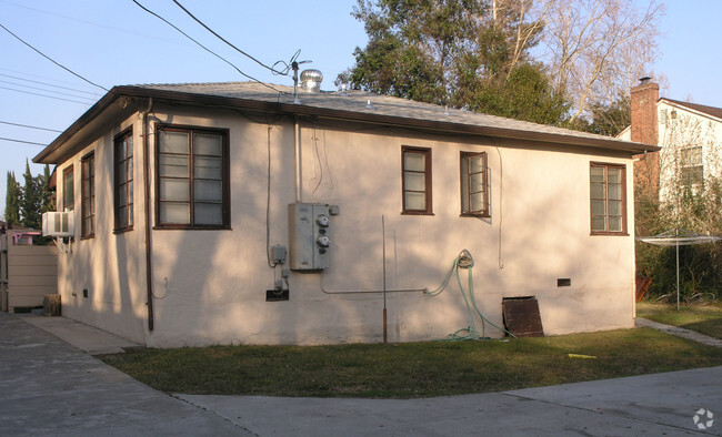 Building Photo - 826-838 Carmelita Ave
