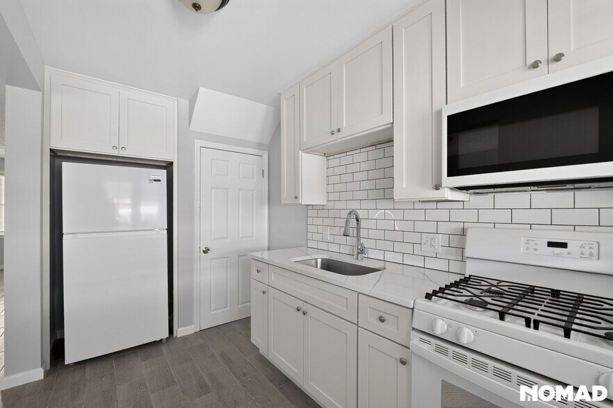 Building Photo - 2229 Redthorn Rd