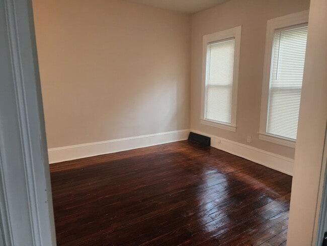 Building Photo - Renovated Private Home