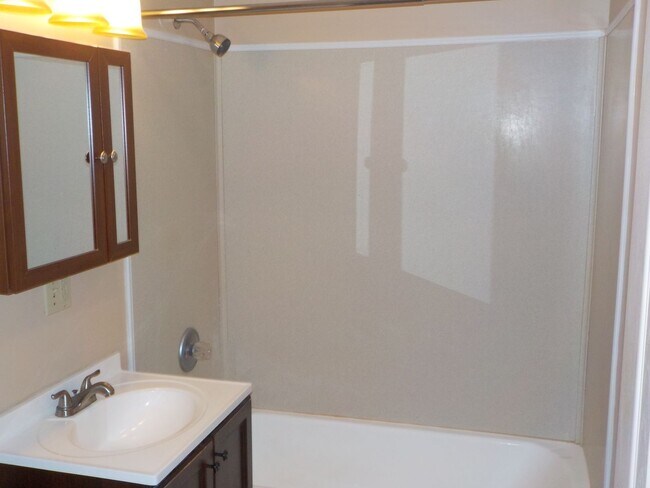Building Photo - 909 Highland Dr