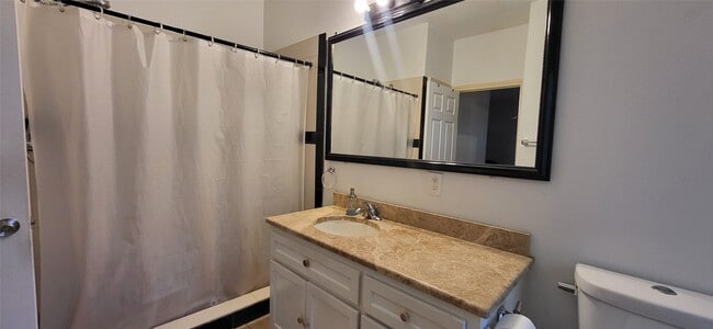 Building Photo - 9734 La Vista Dr