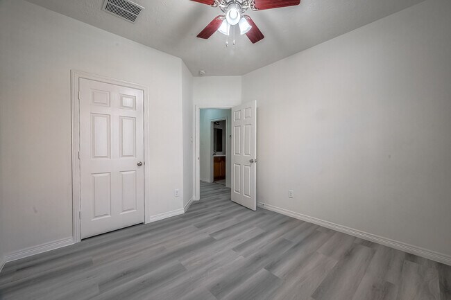 Building Photo - 520 West Fork