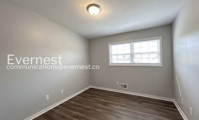 Building Photo - 3024 Pasadena Dr