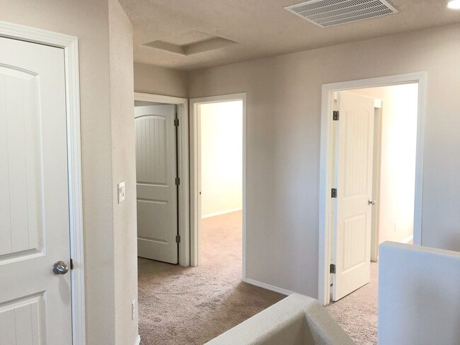 Building Photo - Spacious 4 bedroom Rio Rancho home. Large ...