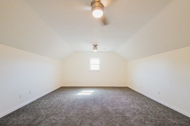 Building Photo - "Luxurious 5-Bedroom Eden Retreat with Sce...