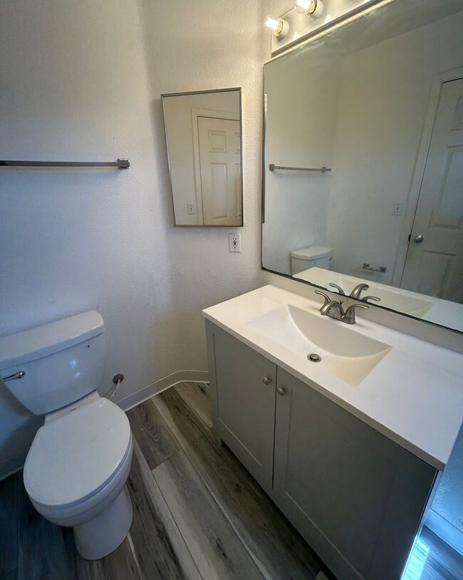 Building Photo - Beautiful & Spacious 5-Bedroom, 4-Bath Sin...