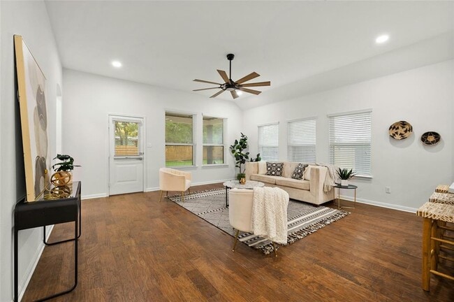 Building Photo - 5010 N Fresco Dr