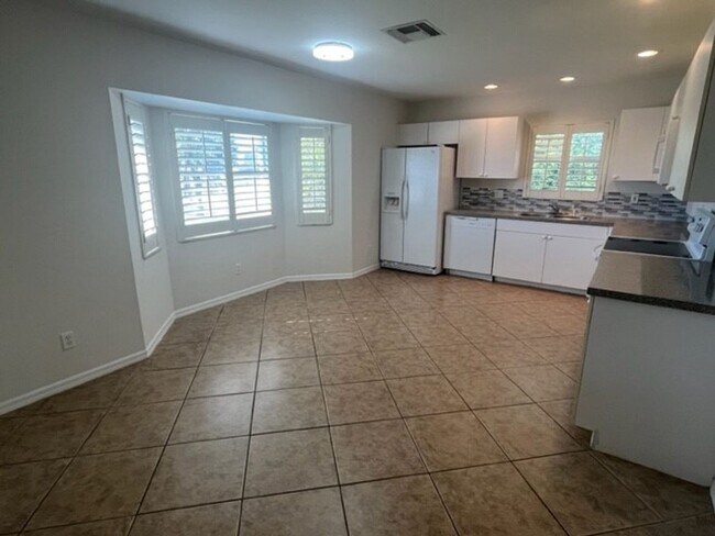 Building Photo - 1126 Calmar Ave