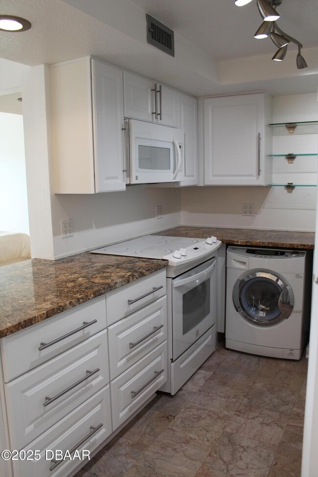 Building Photo - 404 S Beach St