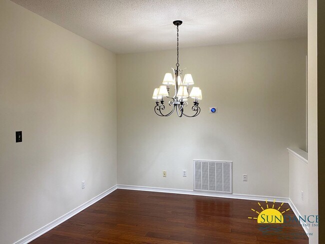 Building Photo - Stunning 5 Bedroom Home in Robledal Estates