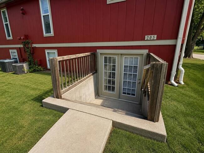 Building Photo - 205 Wheaton Ct