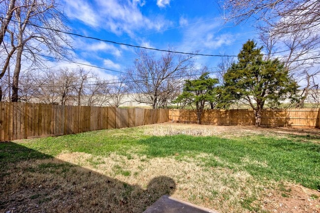 Building Photo - This Cute and Cozy 4 Bed, 2 Bath Home is Available now!!