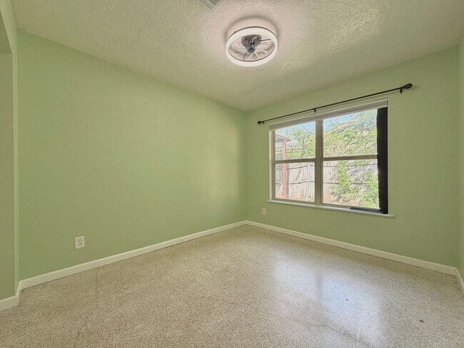 Building Photo - 7103 Twin Crest Dr