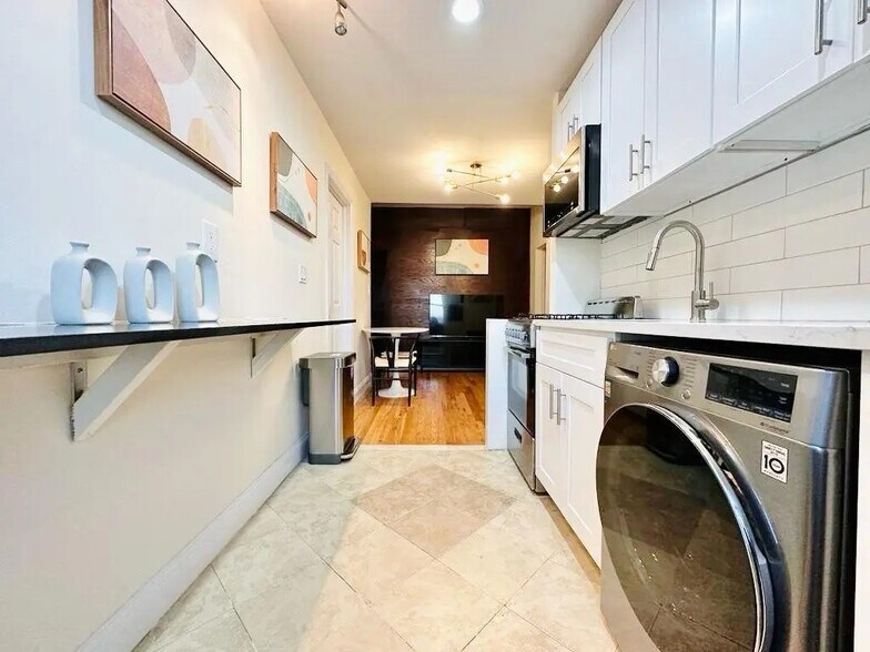 Building Photo - Furnished room/NOT APARTMENT