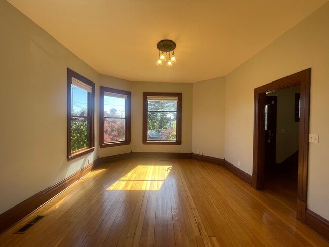 Building Photo - Charming 2 Bed / 1.5 Bath Victorian with G...