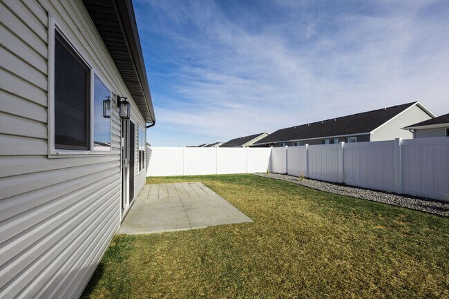 Building Photo - TWIN HOME FOR RENT IN SUGAR CITY - 3 BEDROOMS 2 FULL BATHROOMS