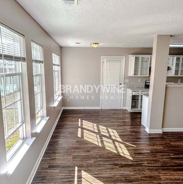 Building Photo - 6202 Hickory Ln Cir