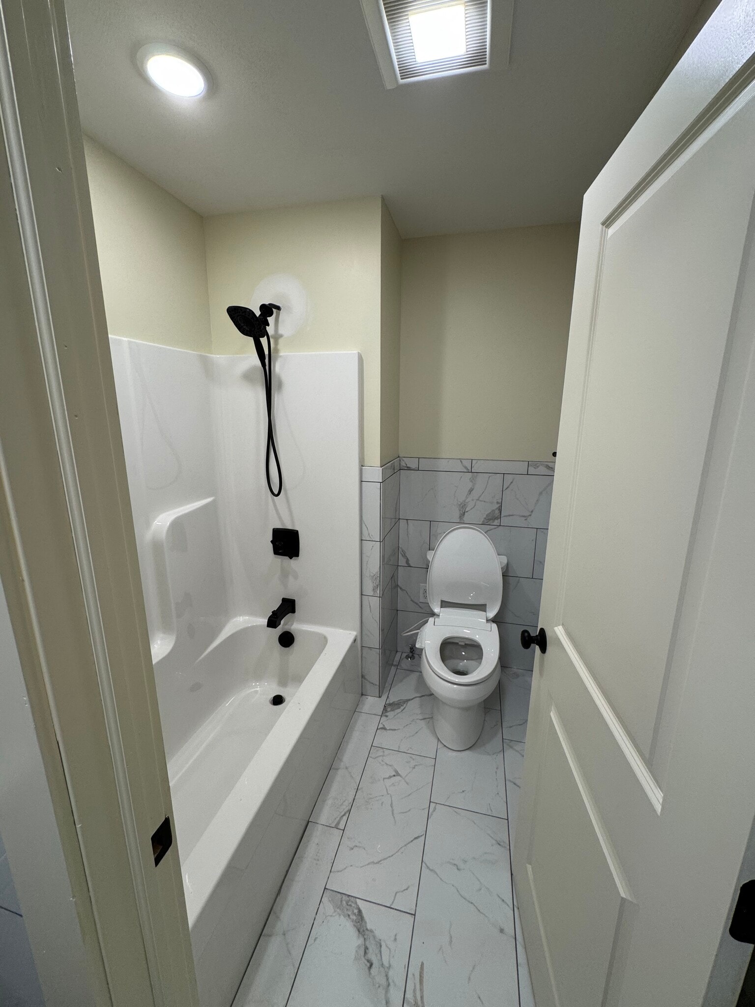 Building Photo - 6 Locust Ave