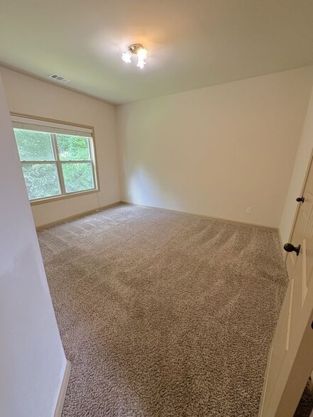 Building Photo - 4950 Belcrest Way