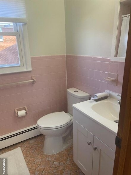 Building Photo - 370 Henry St