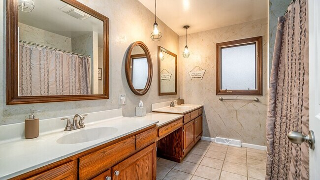 Building Photo - 886 Arthur Dr