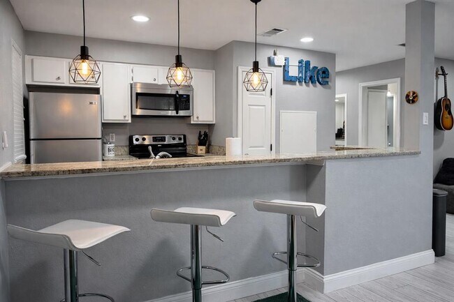 Building Photo - 2450 Ashdale Dr