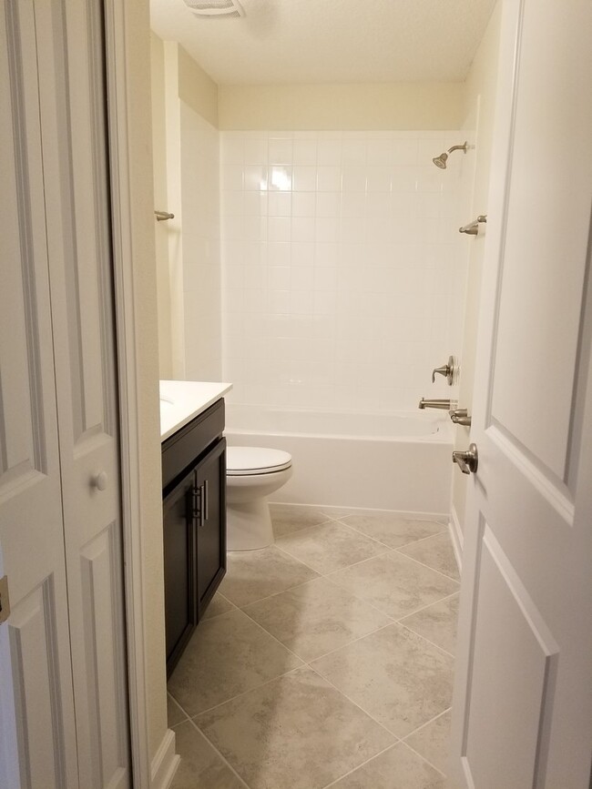 Building Photo - Spacious Oaks at Moss Park Home!