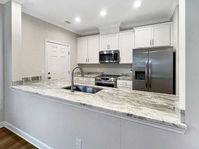 Building Photo - 39 Travis St