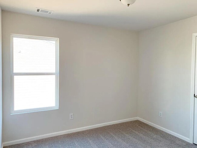 Building Photo - 142 Queens Cir